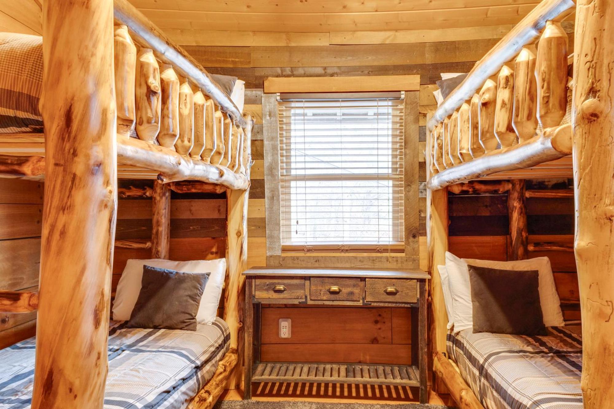 Spacious Gatlinburg Cabin With Hot Tub And Game Room! Esterno foto